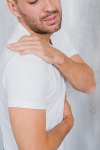 איך מטפלים בכתף קפואה